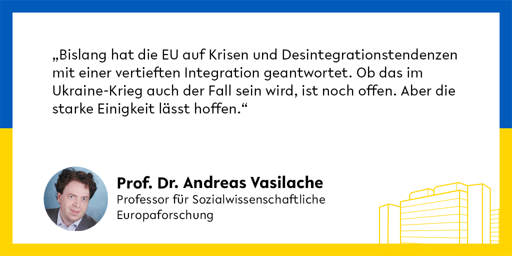 unibielefeld's tweet photo. Die #EU ist im Kampf gegen die russische Invasion der #Ukraine geeint. Der Politikwissenschaftler und Europaforscher Prof. Dr. Andreas Vasilache @unibielefeld sieht nach Konflikten und Krisen ein Erstarken Europas. https://t.co/vSoRzbNmV9 https://t.co/XUfINEAms9