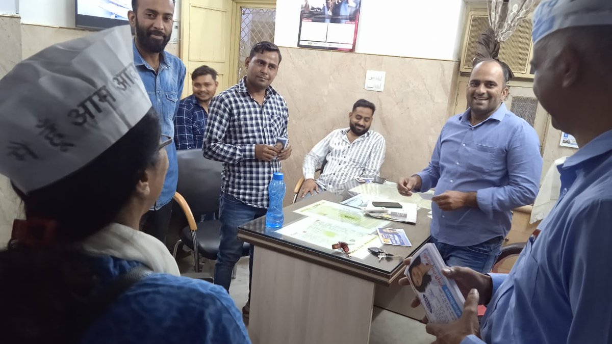 madhuri_var's tweet photo. D2d @studioapartment #Sector16B #Dwarka
Team enthusiastically sharing #AAPgovernment achievements and failure of #BJP run #MCD .
#mcdmeinbhikejriwal
#mcdelection2022 #WARD121 #जंगकूडेकेविरूद्ध
@AtishiAAP @ipathak25 @msisodia @ArvindKejriwal https://t.co/PdSMBbMtEi