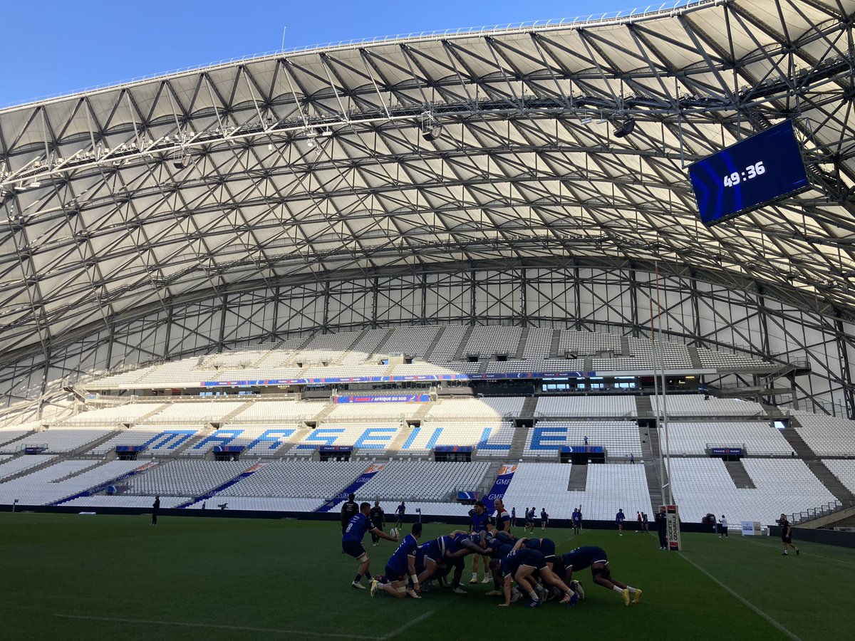 SebDuval's tweet image. Entraînement du capitaine au stade Vélodrome de Marseille à la veille de France-Afrique du Sud #rugby