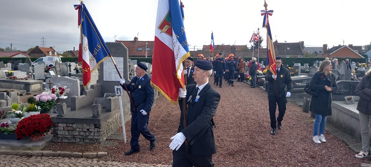 EnsembleVie's tweet photo. Aujourd'hui, la France commémore le jour anniversaire de l’Armistice signée le 11 novembre 1918 et rend hommage à tous les morts pour la France, Mr le Maire et les membres de l'association, membres conseil municipal des jeune ont participé à cette matinée. https://t.co/S2VHOgHwIL