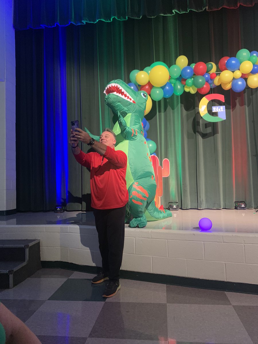 kellyapatterson's tweet photo. Having a great morning at #migoogle @michGoogle #edchat #Google #selfie @jgross811 https://t.co/4PFssnIolM