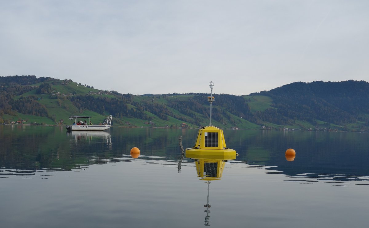 bafuCH's tweet photo. Pilotprojekt Temperatur-Monitoring in Schweizer Seen: BAFU setzt am 11.11.2022 im Ägerisee die dritte Messboje. Damit kann das Bundesamt verfolgen, wie sich der #Klimawandel auf die Schweizer Seen auswirkt. https://t.co/NMRKQ25h6m   @EawagResearch @KantonZug https://t.co/qWaEFkpK7l