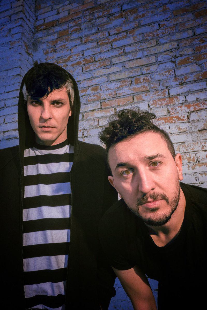 FUORI POSTO è finalmente vostra! Spaccate spotify e taggateci nelle nostre stories! Pic.riccardomichelazzo💀#poppunk #punkrock #2000s #newmusic