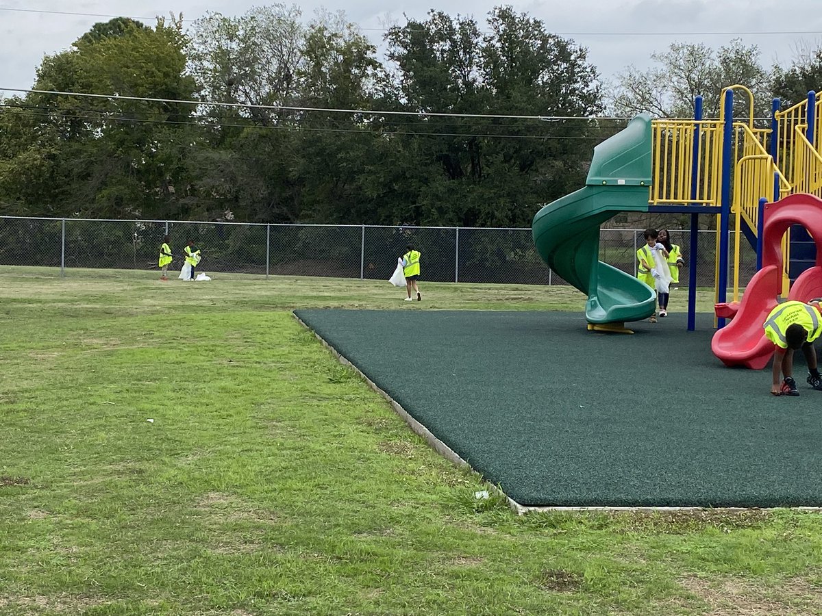 QuirozMquiroz's tweet photo. Johnston Elementary Green team clean up before the rain moves in! #KeepIrvingBeautiful #IrvingRecycles2022 @ASJohnston1 https://t.co/S7WsS4Dz1g
