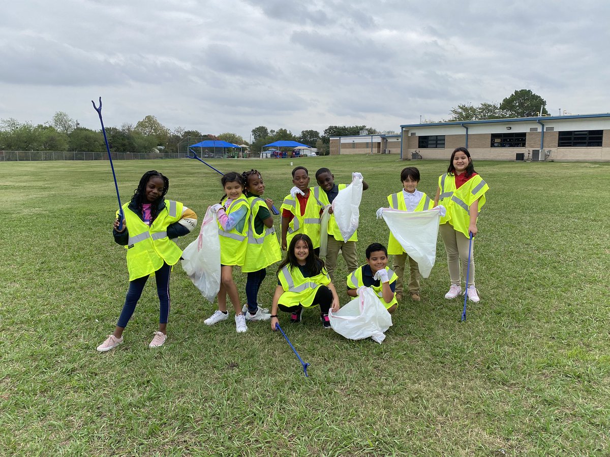 QuirozMquiroz's tweet photo. Johnston Elementary Green team clean up before the rain moves in! #KeepIrvingBeautiful #IrvingRecycles2022 @ASJohnston1 https://t.co/S7WsS4Dz1g