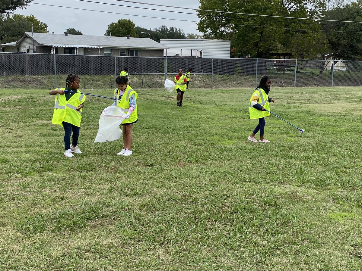 QuirozMquiroz's tweet photo. Johnston Elementary Green team clean up before the rain moves in! #KeepIrvingBeautiful #IrvingRecycles2022 @ASJohnston1 https://t.co/S7WsS4Dz1g
