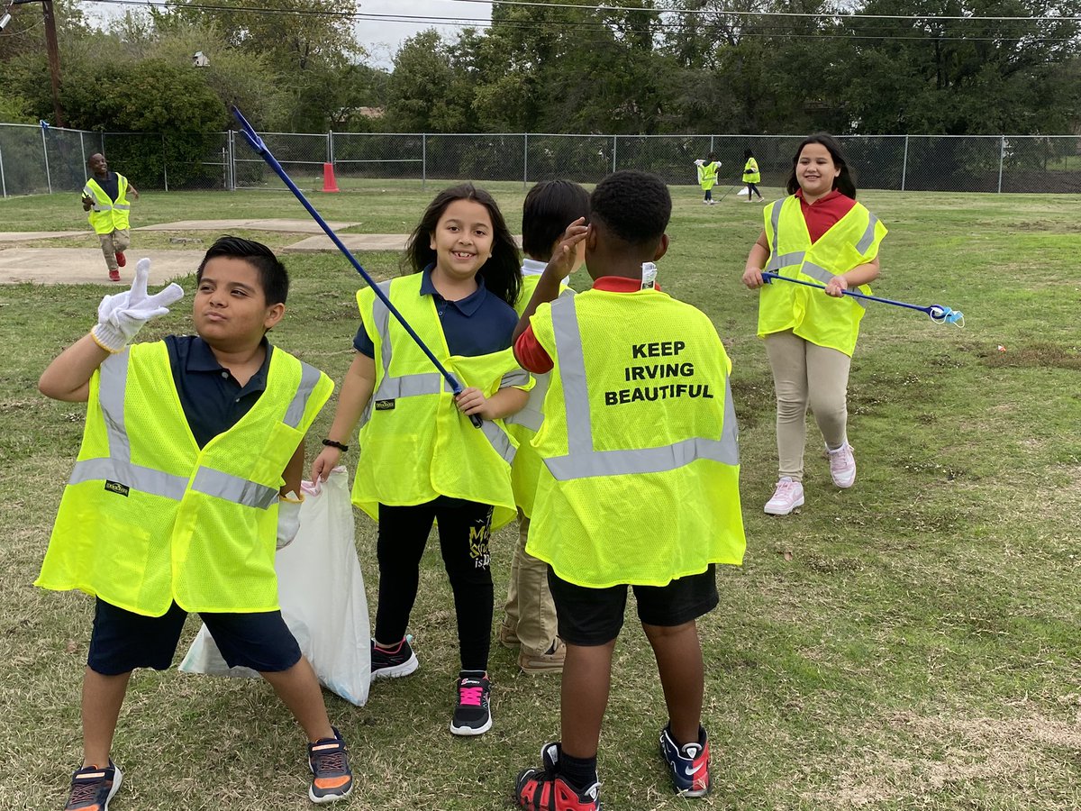 QuirozMquiroz's tweet photo. Johnston Elementary Green team clean up before the rain moves in! #KeepIrvingBeautiful #IrvingRecycles2022 @ASJohnston1 https://t.co/S7WsS4Dz1g