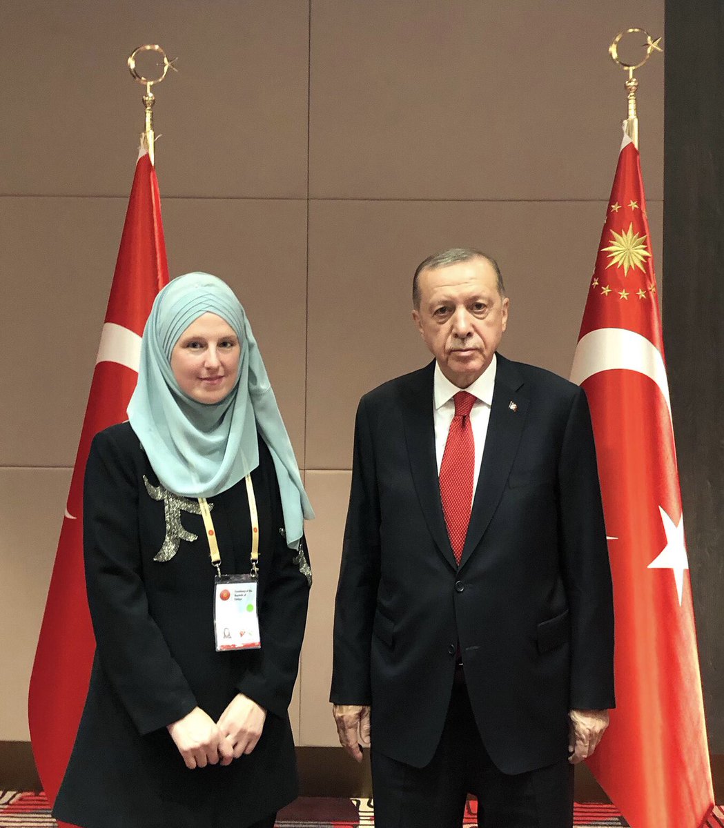 ozlemdogan_'s tweet photo. Türk Devletleri Teşkilatı 9. Zirvesi için bulunduğumuz Özbekistan’da Sayın Cumhurbaşkanımıza basın toplantısında gündeme dair sorularımızı yönelttik. https://t.co/CVvBXyhhga