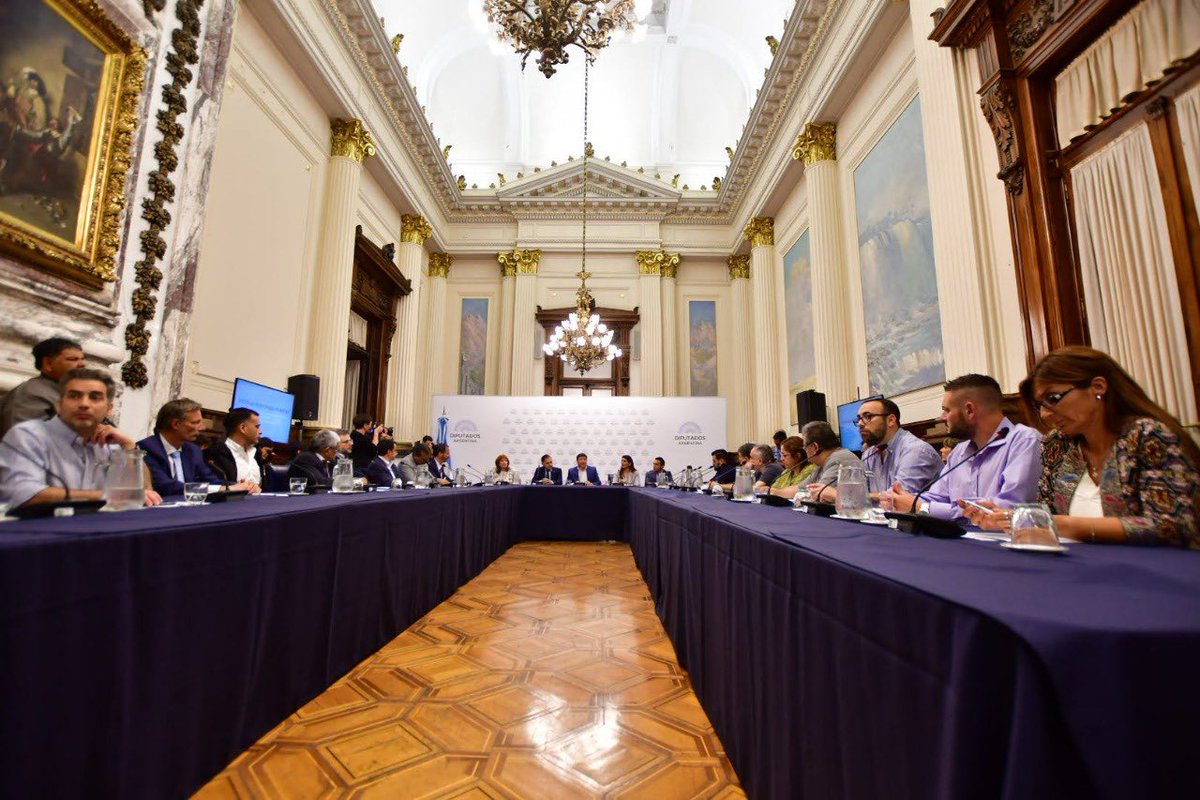 Andreswatsonok's tweet photo. Participé en @HCDiputados dando mi apoyo a la presentación del proyecto de Ley Escuelas Municipales de Oficios junto a @PereyraJulio y @LicDanielArroyo. Nuestro Centro de Formación Profesional y Escuela de Oficios Municipal comenzará a construirse a fin de año en el #PITEC. https://t.co/OktC4B1Dt0
