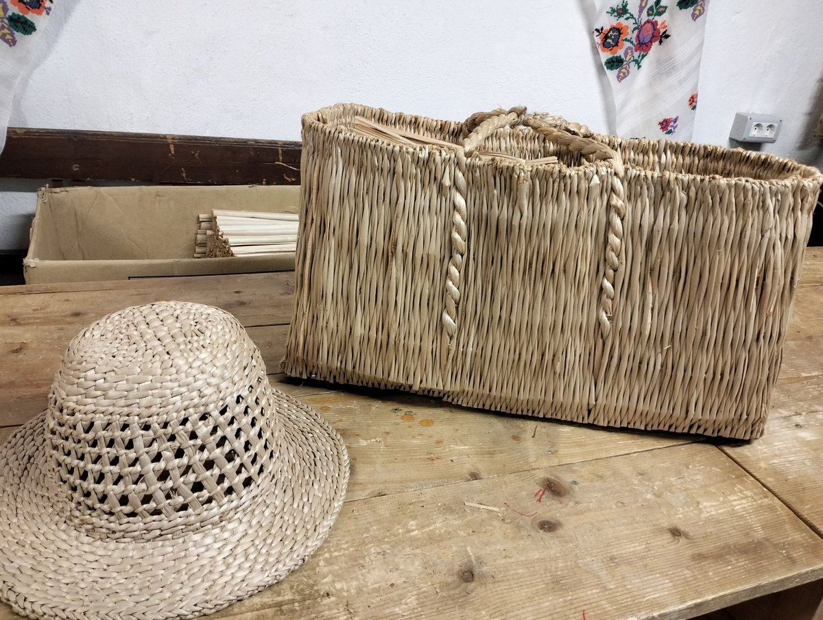 Travel_2Romania's tweet photo. 📸Vizita la "Moara de hârtie", un atelier-muzeu cu proiecte finanțate din fonduri #UE la #Comana, județul #Giurgiu 🇪🇺🇷🇴 https://t.co/SIYuRlLsHL