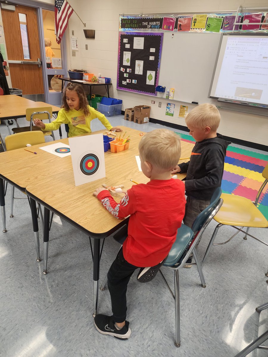 RosasLearners's tweet photo. First graders focus and have a blast while flinging cotton balls! #lmemagic #montimagic https://t.co/1rP5UhWhkK