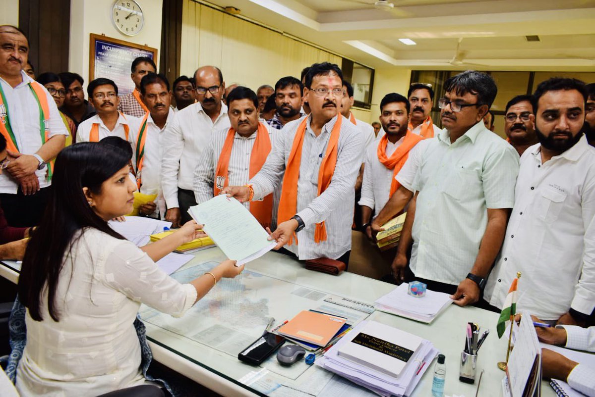 vinayrvasava's tweet photo. #વિજયભવ

અંકલેશ્વર-હાંસોટ વિધાનસભા બેઠક પરથી ભાજપના ઉમેદવાર તરીકે ઇશ્વરસિંહ પટેલે આજરોજ ઉમેદવારી પત્ર ભર્યું... https://t.co/aBxzsbJ9S8