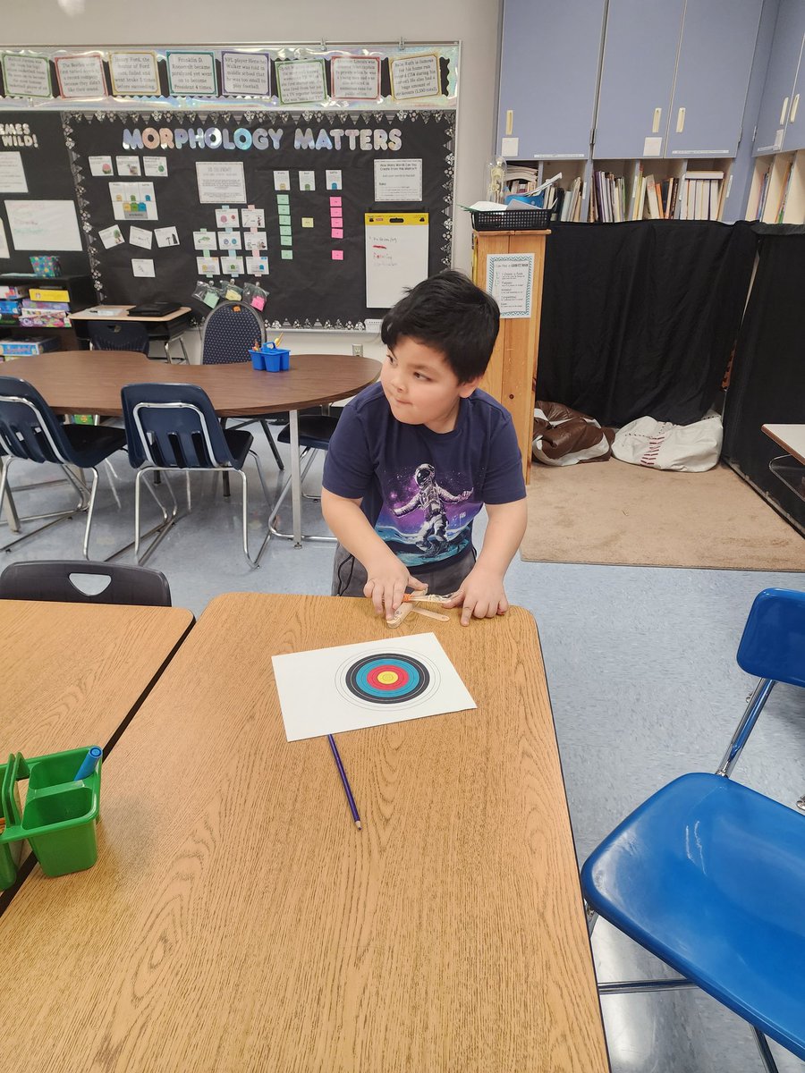 RosasLearners's tweet photo. First graders focus and have a blast while flinging cotton balls! #lmemagic #montimagic https://t.co/1rP5UhWhkK