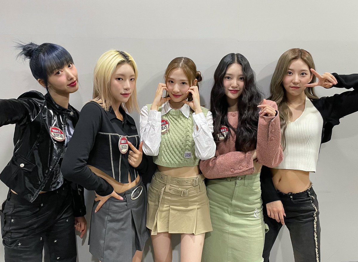 mimiiroseglobal's tweet photo. [TWITTER] 221111

"[📸] mimiirose hidden singer finished💗
#JTBC #HiddenSinger 🎤 Did you watch the broadcast - ?"

#mimiirose #미미로즈 #한예원 #최연재 #서윤주 #윤지아 #인휴리 #hanyewon #choiyeonjae #seoyunju #yoonjia #innhyori @mimiirose_YESIM https://t.co/qCYfiFcMLY