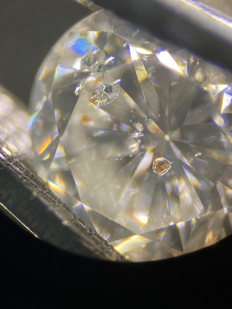 ダイヤモンドに詳しくはないけど、オンファサイトはガーネットと共にエクロジャイト(マントルの岩石と考えられている)を構成する鉱物ね。共生はありえると思う。ガーネットがパイロープ~アルマンディンなら可能性高い。
高圧で生成される物だから、そこにダイヤモンドもあるかもしれない