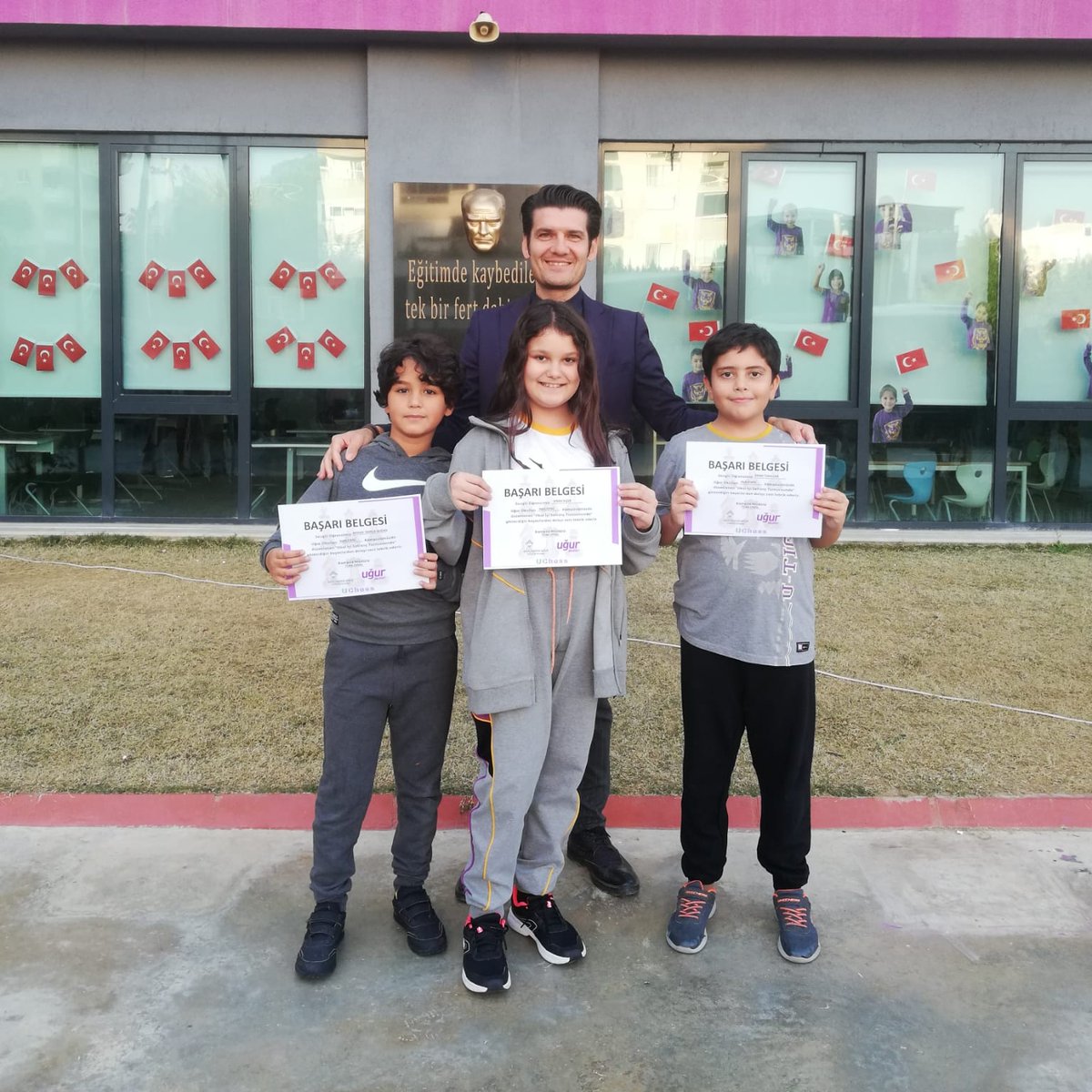 İlkokul kadememizde gerçekleştirdiğimiz satranç turnuvamızda dereceye giren öğrencilerimizi tebrik ederiz.♟👏🏻
#UğurluOlmak

🥇Arıkan Doruk Doğan
🥈Nisan Seçer
🥉Ömer Tuna Can