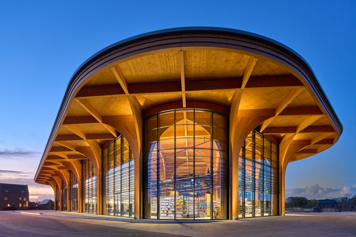 In Meerstad, het ruim opgezette stadsdeel aan de oostzijde van Groningen, heeft De Zwarte Hond een houten paviljoen ontworpen waar een supermarkt en café in zijn opgenomen: architectenweb.nl/n53600