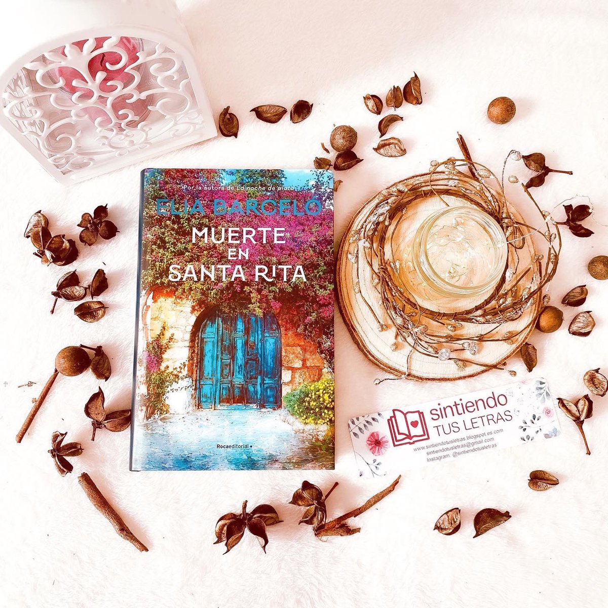¡Hola lectores! Hoy os traigo la reseña de “Muerte en Santa Rita” de <a href="/elia_barcelo/">Elia Barceló</a> una autora que la hemos leído bastante, y que nos traslada a un palacete donde hay un asesinato con un culpable que descubrir.  Agradecer <a href="/rocaeditorial/">Roca Editorial</a> el envío sintiendotusletras.blogspot.com/2022/11/resena…
