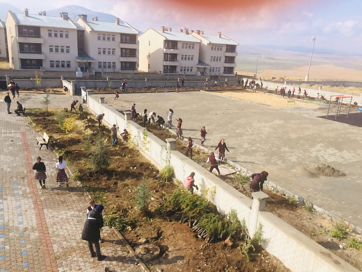 11 kasım Milli ağaçlandırma gününde sayın kaymakamımız Oğuzhan OCAK, Emniyet müdürümüz Aytaç TEFEK, İlçe milli eğitim şube müdürlerimiz Metin ARAL ve Tekin ERDOĞAN’nın teşrifleri ile okulumuzu ağaçlandırdık.