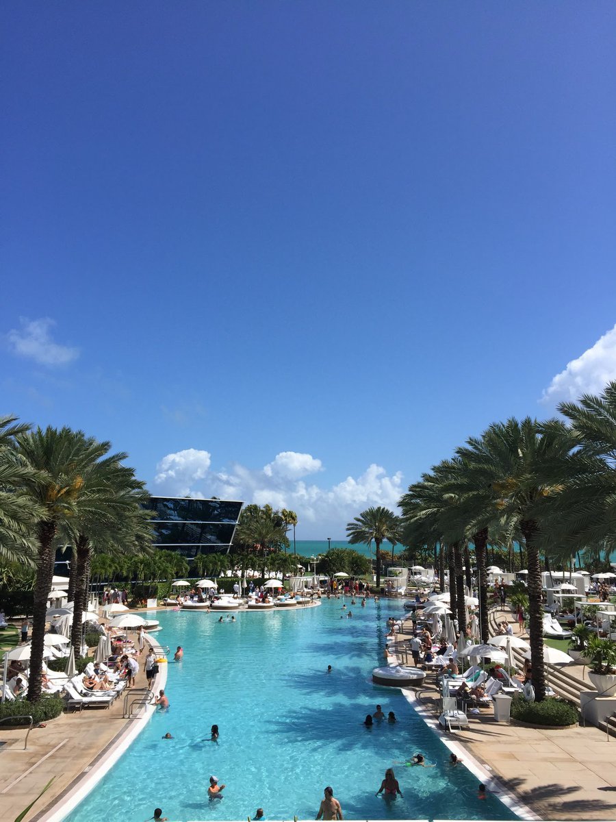 2themoonphoto's tweet photo. May all Veterans enjoy some “bleu” skies &amp; sunny days!  #bleumoments #fontainebleu https://t.co/NCGYkAMG24