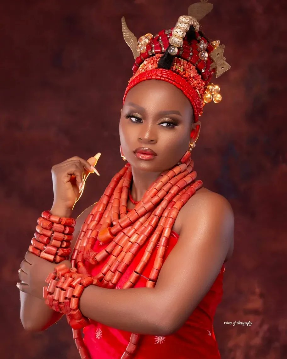 adegraphystudio's tweet image. Every bride is irresistibly beautiful. Nothing shines out more than a bride in her most natural state.” Beautiful Edo Bride. 

Makeup @officialherbeysignature
Belle @bimz_models
Hairstylist @millyz__hair
📸 @princeofphotography 
-
#bridaldress #bridephoto #bellenaijawedding