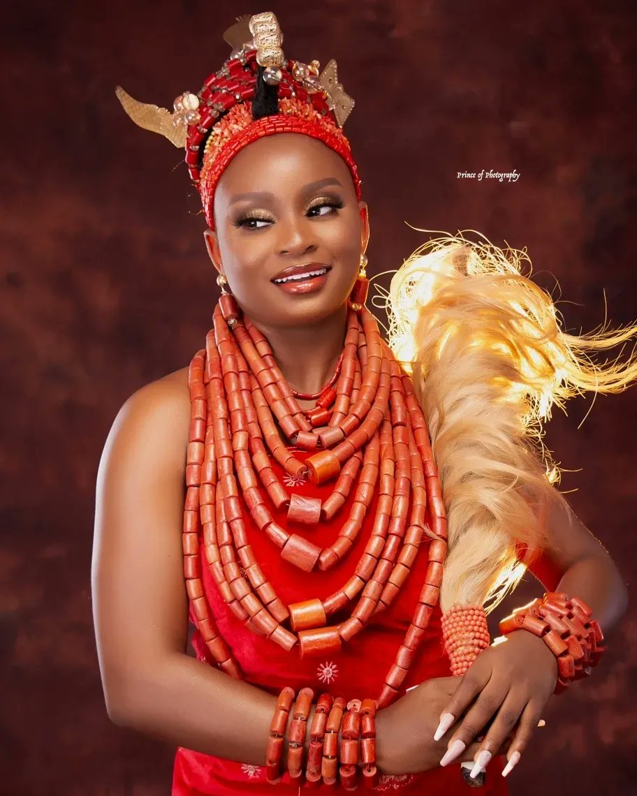 adegraphystudio's tweet image. Every bride is irresistibly beautiful. Nothing shines out more than a bride in her most natural state.” Beautiful Edo Bride. 

Makeup @officialherbeysignature
Belle @bimz_models
Hairstylist @millyz__hair
📸 @princeofphotography 
-
#bridaldress #bridephoto #bellenaijawedding