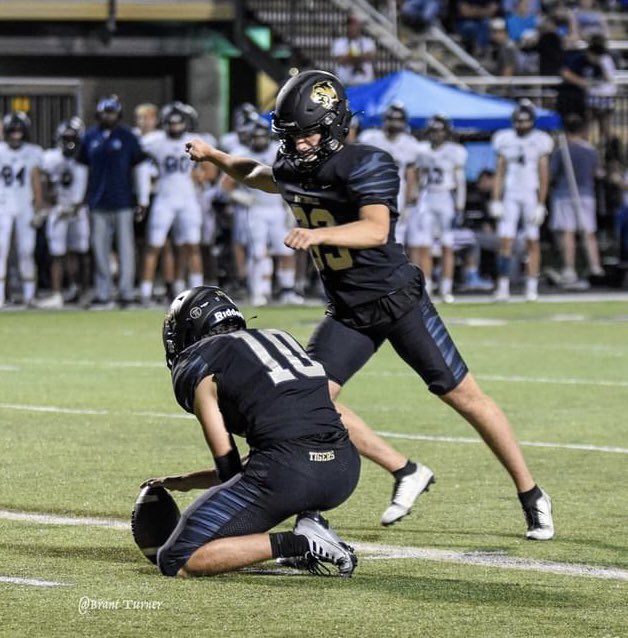 LoganTymeson's tweet photo. Regular season highlights:
9-1 record - conference champs!
7/8 FGs (87.5%)
49/51 PATs (96.1%)
**FGs/PATs off the ground
40 touchbacks
89yd punt (free kick)
9 of 21 punts inside 20yd line
9 punts of 38yds or more
@BvilleFB @CoachJGrant @DJCrane1 @jamesedmondpaul @KohlsKicking https://t.co/twzAWKvsBF