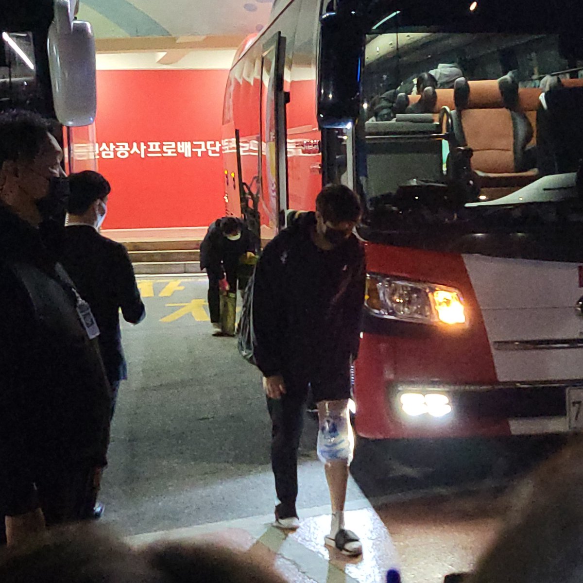 이영택 보다 더한새끼가 왔어 쏘 무릎 ㅈㄴ 갈린것봐 ㅅㅂ 아까 움직이는것도 힘들어 보였는데 죽어 제이슨 뒤져 프런트