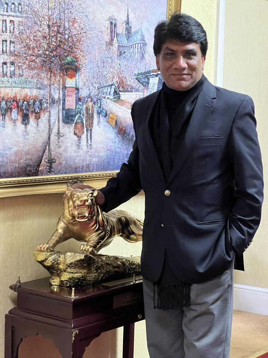 azharjavaiduk's tweet photo. شیر جلد آرہا ہے لندن سے جلد بریکنگ نیوز keep watching @NawazSharifMNS @MaryamNSharif https://t.co/7nbh0BNhfI