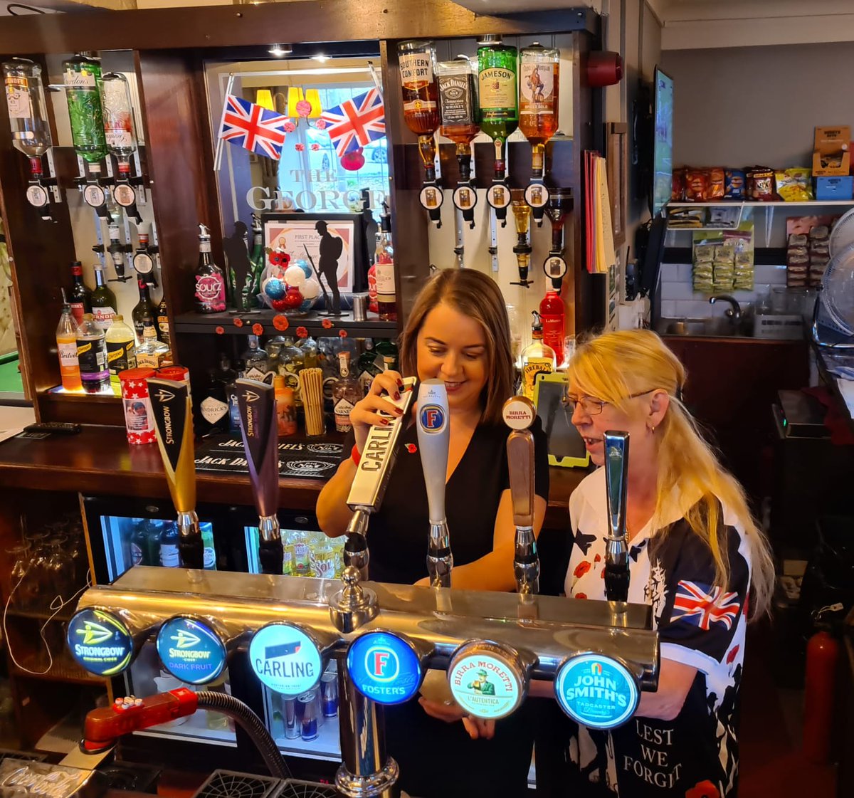 Great to pop into the newly refurbished The George in Wombwell. 

Nice to chat to Dawn about her local business. I had a go at pulling a pint… https://t.co/rqDNfR6PN3