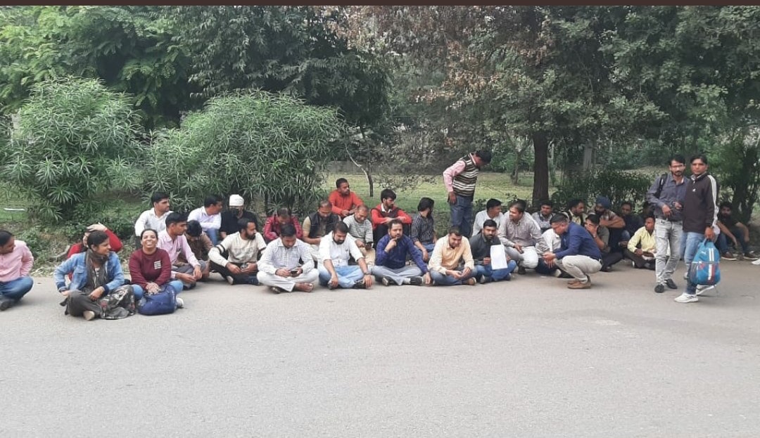 <a href="/PrabhjotIAS/">Prabhjot Singh IAS</a> <a href="/CAQM_Official/">Commission for Air Quality Management</a> Joining के लिए कौशल भवन (पंचकुला) के सामने बैठे चयनित इंस्ट्रक्टर, जोइनिंग के लिए कर रहे हैं सरकार और विभाग से मांग! ITI INSTRUCTOR advt. No.  12/2019 की सभी प्रक्रिया पूरा होने के बाद सरकार नहीं दे रही है जोइनिंग।
<a href="/cmohry/">CMO Haryana</a>  <a href="/moolchandbjphry/">Moolchand Sharma</a> <a href="/PrabhjotIAS/">Prabhjot Singh IAS</a> <a href="/ItiHaryana/">ITI Haryana</a> <a href="/BJP4Haryana/">Haryana BJP</a>