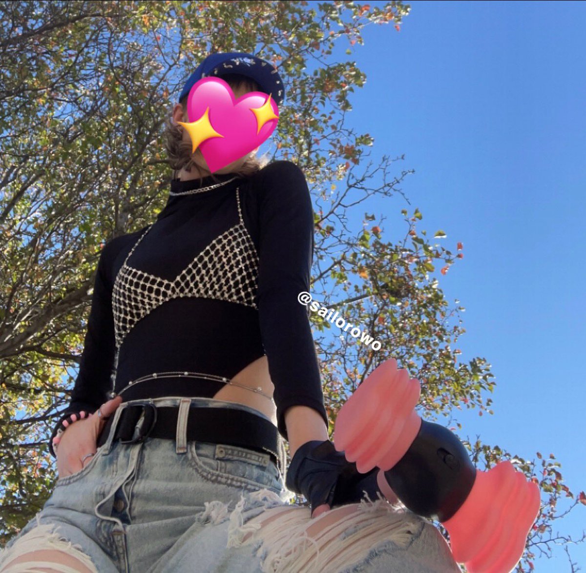 sailorowo's tweet photo. I can’t believe Lisa noticed my AIIYL fit yesterday during soundcheck 🥹 Still feels like a dream
(Also creds to the Blink near me who sent me this vid) #BLACKPINKinCHICAGO_DAY1 #BLACKPINKWorldTour2022 #BLACKPINK https://t.co/xX8OmqAEPA