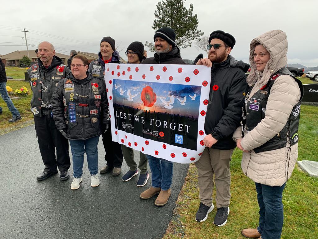official_jamaat's tweet photo. Ahmadiyya Muslim Jama'at NL is proud to stand shoulder to shoulder with our veterans. #LestWeForget #CanadaRemembers #MuslimsForRemembrance @MFR_Canada https://t.co/P7htPwWPI9
