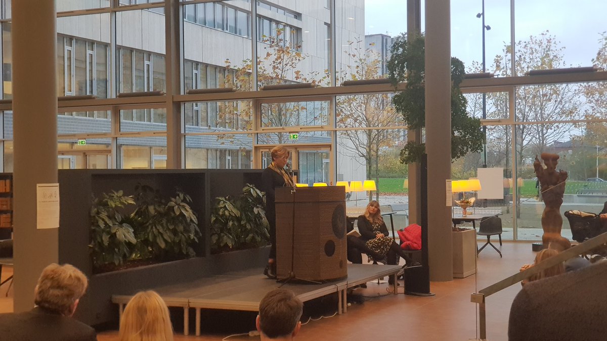 Til endnu en fuldfaglig fredag med #tiltrædelsesforelæsning for bl.a. <a href="/hmmotzfeldt/">Hanne Marie Motzfeldt</a> på KU. Tillykke, siger vi fra @DITdanskIT! Godt stof lige dér #offdig #stoftileftertanke