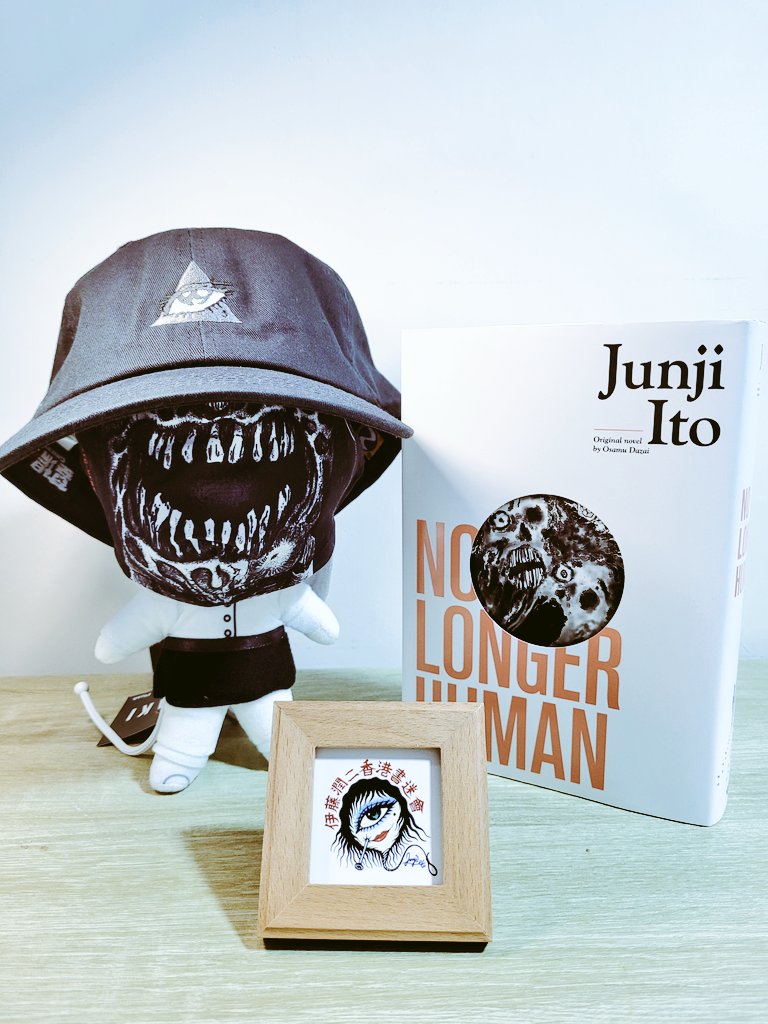 hana_av's tweet photo. @junjiitofficial そして @VIZMedia が出版した分厚い『No Longer Human』を購入しました。特典の『ITO-VERSE』マスクがを気に入りました🤭 https://t.co/LMnkTr6vle