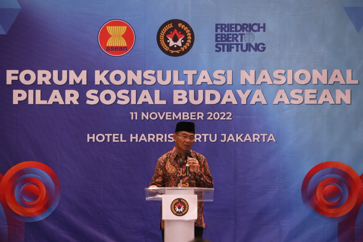 FaktaNew5's tweet photo. Menko PMK Ingatkan Pentingnya Inovasi dan Libatkan Publik, Agar Rasakan Pilar Sosial Budaya ASEAN https://t.co/27IUjNMXp7 https://t.co/MVZgIRXDMM