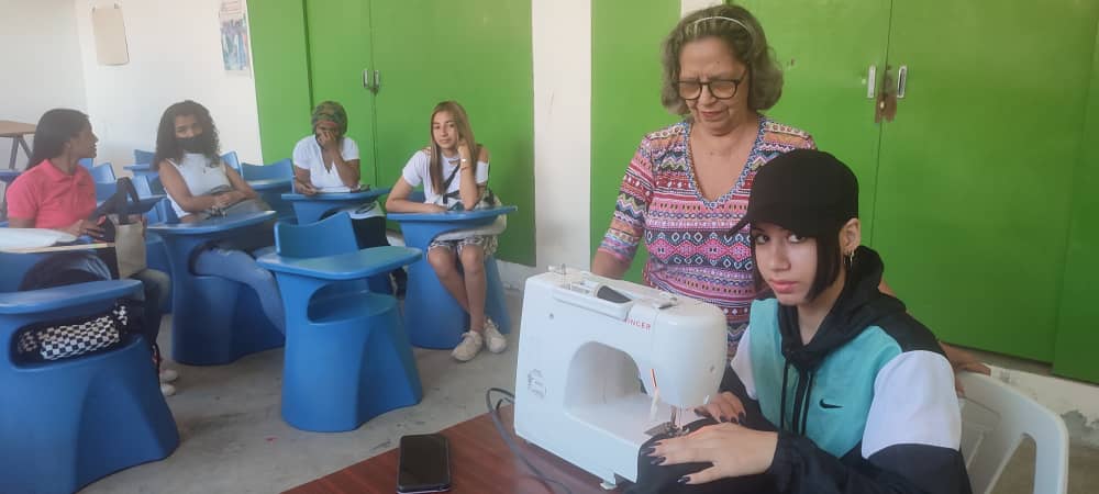 SomosOtroBeta's tweet photo. Cursos de Corte y Costura en el Núcleo Cacica Urimare, donde l@s estudiantes adquieren habilidades de confección y crean sus propias piezas de ropa, con el objetivo de convertirse en emprendedor@s y empaparse con todos los conocimientos de las facilitadoras
#OtroBeta #Petare https://t.co/aomHIsKuW3