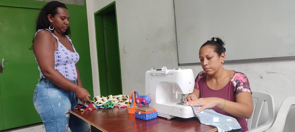 SomosOtroBeta's tweet photo. Cursos de Corte y Costura en el Núcleo Cacica Urimare, donde l@s estudiantes adquieren habilidades de confección y crean sus propias piezas de ropa, con el objetivo de convertirse en emprendedor@s y empaparse con todos los conocimientos de las facilitadoras
#OtroBeta #Petare https://t.co/aomHIsKuW3