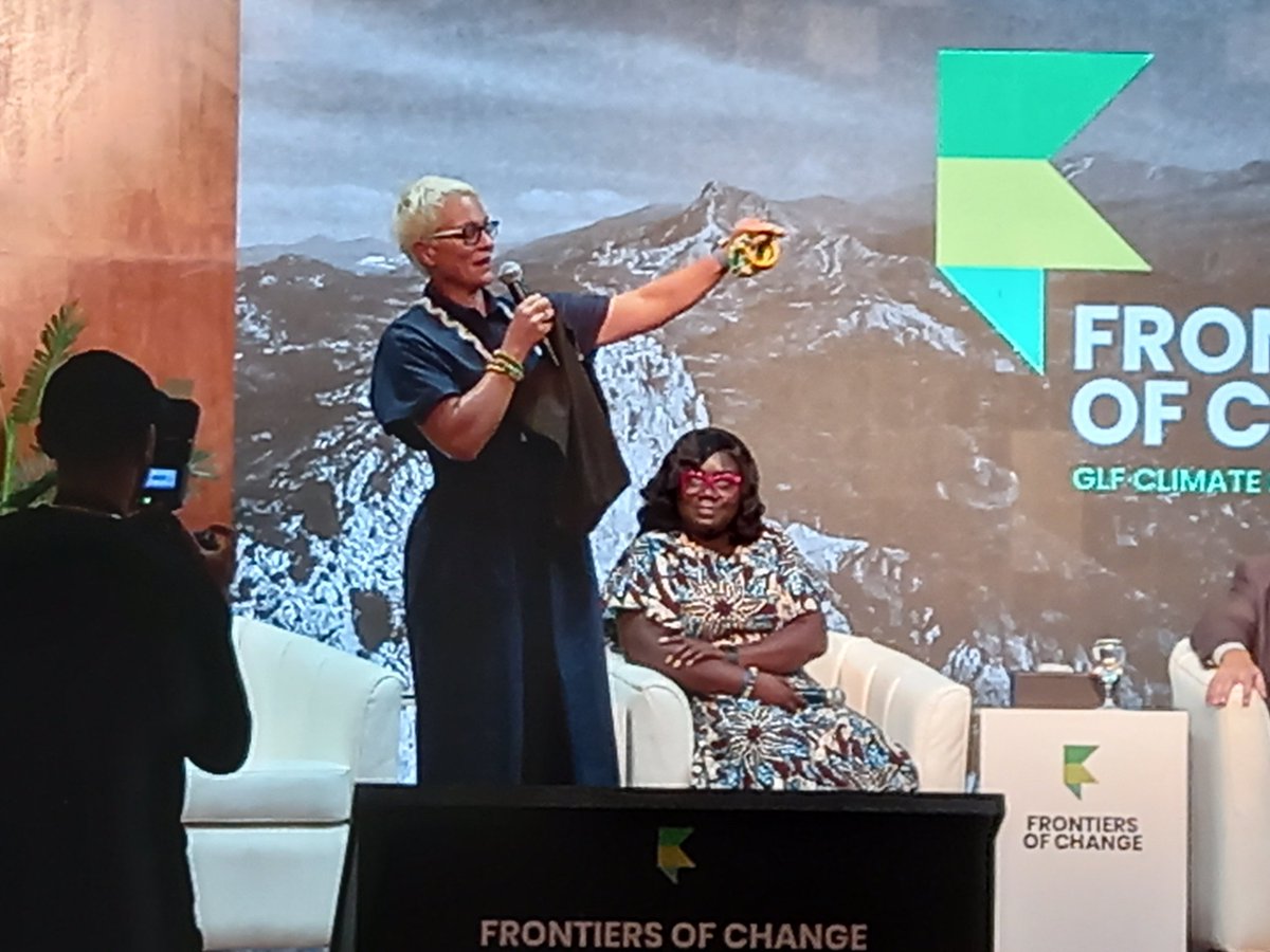KofiKisiedu's tweet photo. In the spirit of integration, one of the speakers for @GlobalLF presents panellists and participants some very colourful beads from Kenya to illustrate the importance of integration.
Watch Dominique le Roux display and distribute them.
#ThinkClimate
#GLFClimate https://t.co/ONADVW7YKc
