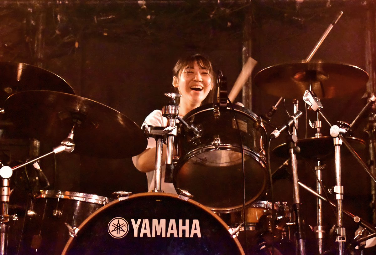 Yuu0Kiga's tweet photo. 先日 久しぶりに
高校の頃からお世話になってる友人達のバンド Vers∞ の撮影行ってきました！📸
https://t.co/qpZaYPVxPh

もう出会ってから5年半なのもあり、
かつ、僕らの母校が廃校になることが
分かってるのもあり、
めっちゃ盛り上がりつつ
どこか懐かしかったな...ぁ、笑
ありがとう！ https://t.co/deRJ0devwx
