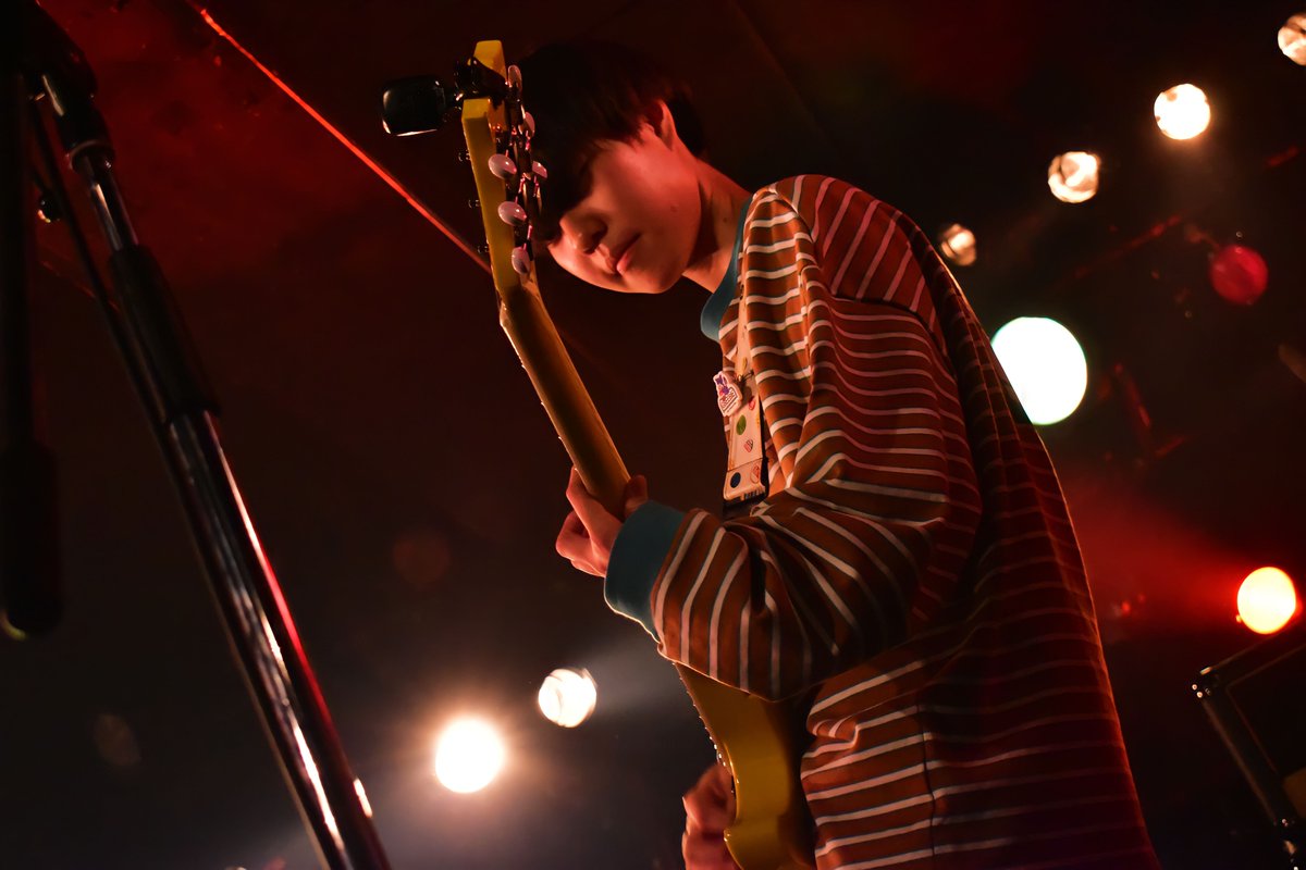 Yuu0Kiga's tweet photo. 先日 久しぶりに
高校の頃からお世話になってる友人達のバンド Vers∞ の撮影行ってきました！📸
https://t.co/qpZaYPVxPh

もう出会ってから5年半なのもあり、
かつ、僕らの母校が廃校になることが
分かってるのもあり、
めっちゃ盛り上がりつつ
どこか懐かしかったな...ぁ、笑
ありがとう！ https://t.co/deRJ0devwx