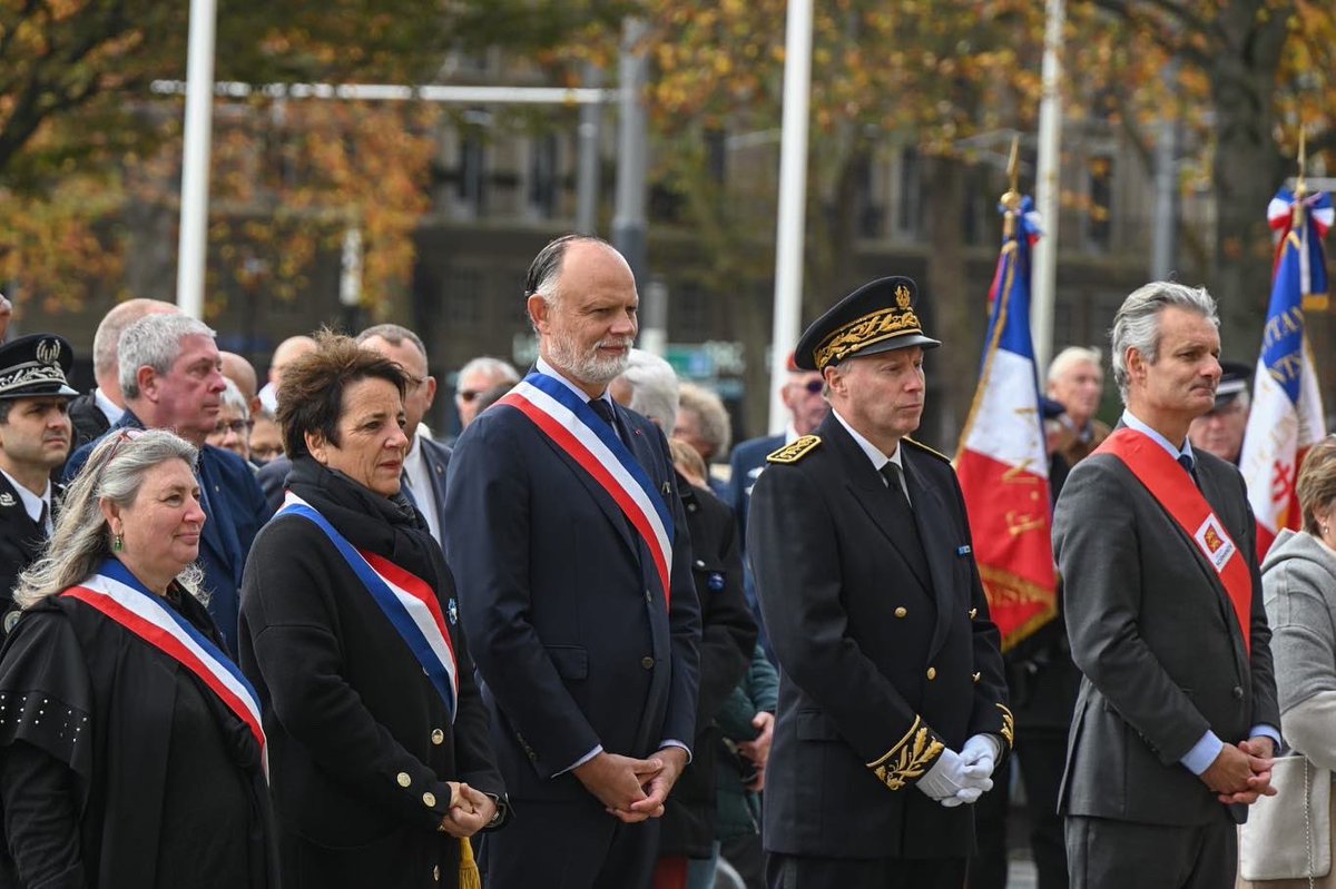 Nous commémorons les morts pour la France, ceux qui donnèrent leur vie pour défendre son droit à exister librement et pacifiquement. Restons une grande nation, politique et militaire, engagée aux côtés des démocraties qui se battent pour vivre libres et en paix. #11novembre