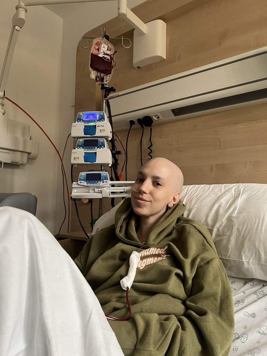 elenahuelva02's tweet photo. El martes me transfundieron sangre y me dieron la quimio, me sentó bastante mal y hoy ya estoy un poco mejor…Seguimos. 

#fuckcancer #misganasganan https://t.co/CJvF7ezYZt
