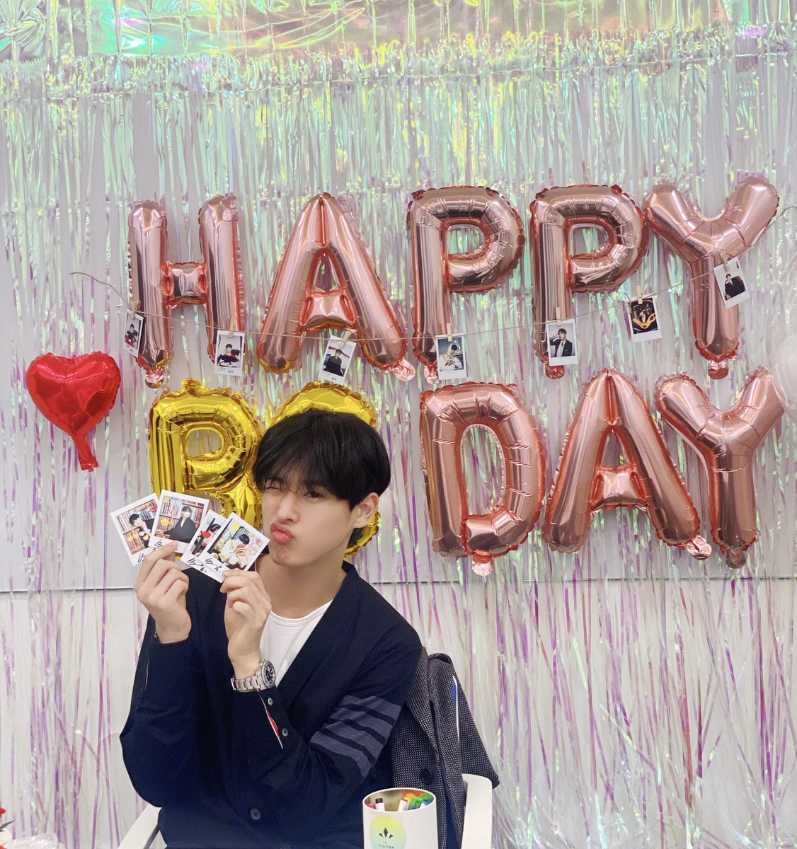 seung_sik416's tweet photo. #빛나는_병찬이의_26번째생일
#HAPPY_BYUNGCHAN_DAY
올해 생일도 가장행복하게 보내자💛💛 https://t.co/VjMundjnNy
