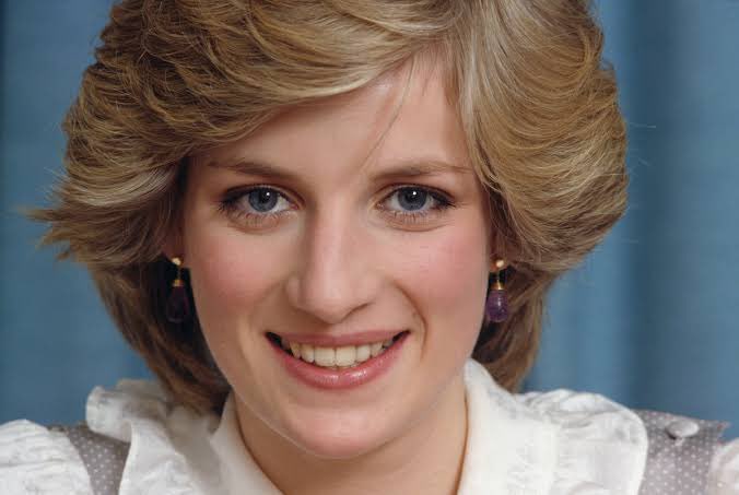 Ayeshasolangi71's tweet photo. Behind this beautiful smile she had a broken heart with million pieces… 
She was admired by every person on this planet n she had world around her yet she was the loneliest …💔 #PrincessDiana #TheCrown https://t.co/Ziv1rrqxFJ