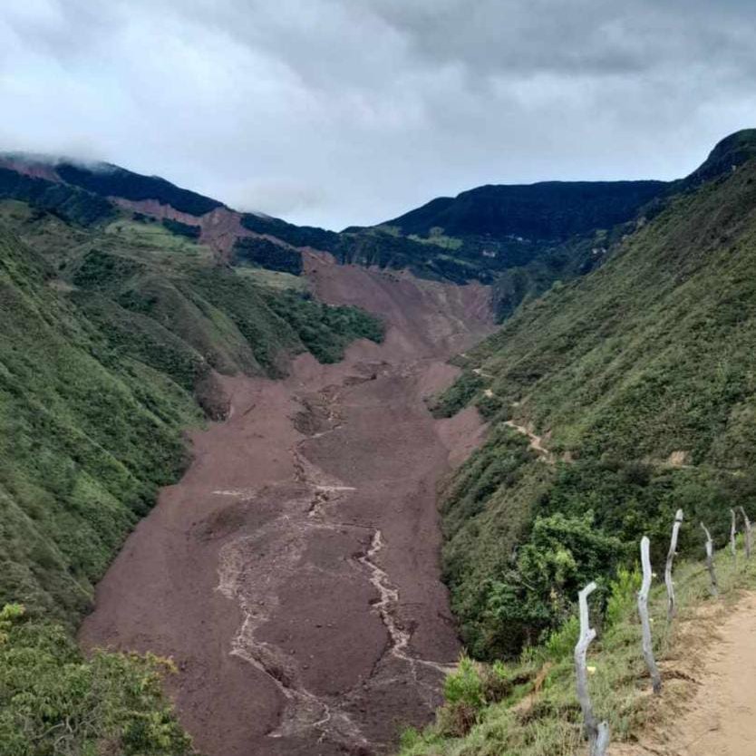 BLUSantanderes's tweet photo. Emergencia en Villa Caro, Norte de Santander, por la remoción en masa de 20 hectáreas de terreno. Comunidad denuncia que tres personas estarían desaparecidas, mientras que son evacuadas varias viviendas #MañanasBlu https://t.co/txzyi04PhE