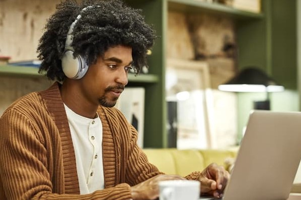 From custom graphics to original data and unique content, here are five trends <a href="/HubSpot/">HubSpot</a> blog leaders say marketers should incorporate into their blogging strategy. bit.ly/3UHPBce