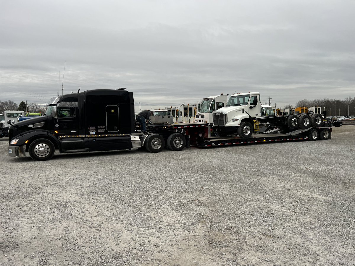 BraunCompanies's tweet photo. Busy lot this morning! Coming in and going out! #BTR #BigTruckRental #AutocarDC #CNGPower #BraunCompanies #HagerstownIndiana https://t.co/dVZcc8mKgl