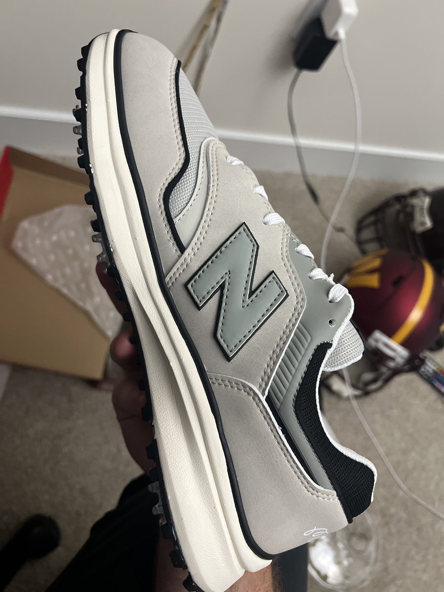 krabs_bookit's tweet photo. Giving away these fresh golf shoes that I accidentally ordered in the wrong size, if you want them simply like retweet and follow 😌 

Malbon x New Balance 997G × 1
Size 10
https://t.co/wLSiC8Ruvi https://t.co/8zhXIiupgs