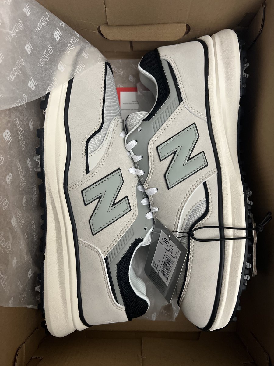 krabs_bookit's tweet photo. Giving away these fresh golf shoes that I accidentally ordered in the wrong size, if you want them simply like retweet and follow 😌 

Malbon x New Balance 997G × 1
Size 10
https://t.co/wLSiC8Ruvi https://t.co/8zhXIiupgs